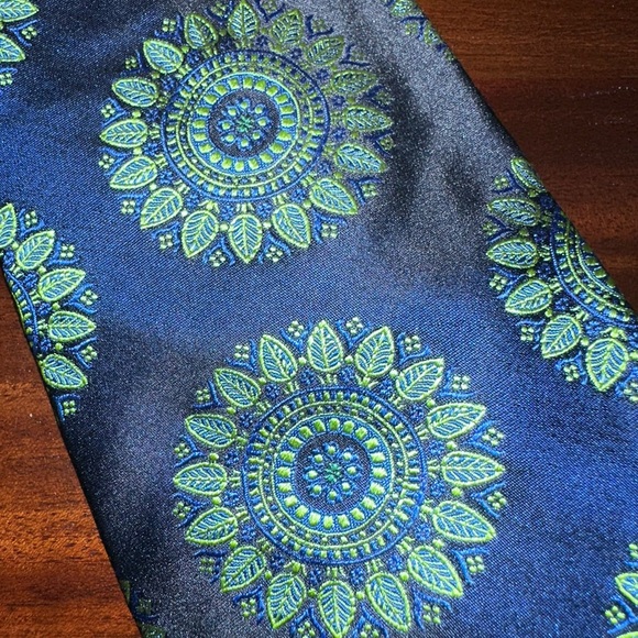 NWT Paul Smith
Silk Large Medallion Silk Tie - Picture 2 of 5